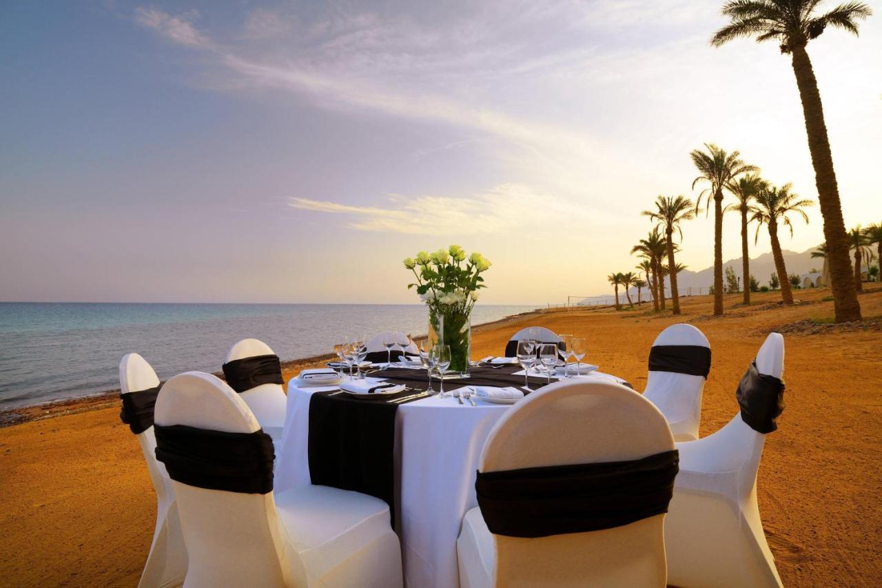 ル メリディアン ダハブ リゾート エクステリア 写真 Beachfront dining at the Hilton Sharm El Sheikh Resort