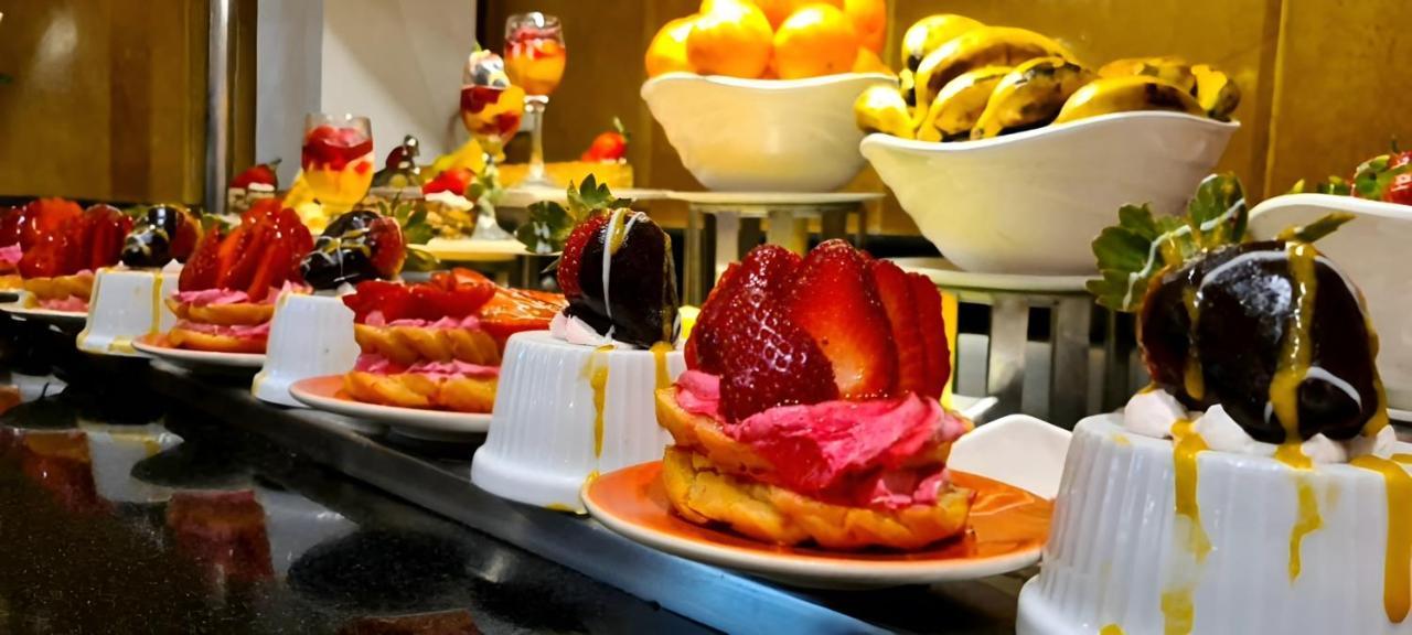 ル メリディアン ダハブ リゾート エクステリア 写真 A dessert buffet