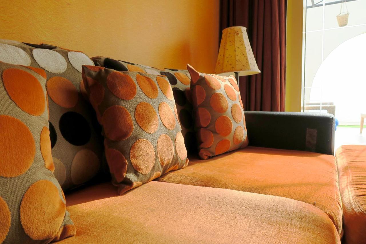 ル メリディアン ダハブ リゾート エクステリア 写真 A sofa with cushions