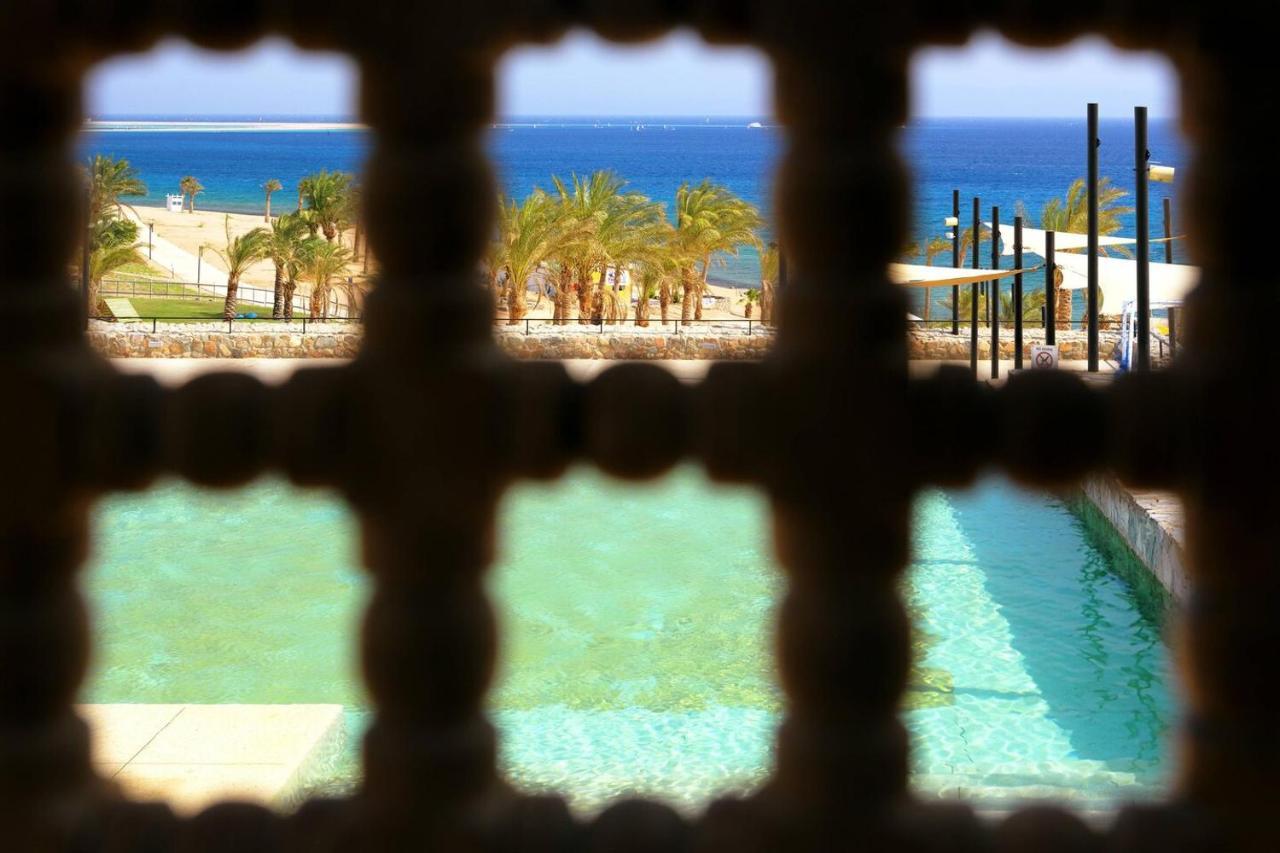 ル メリディアン ダハブ リゾート エクステリア 写真 View of the sea from the window of the fort